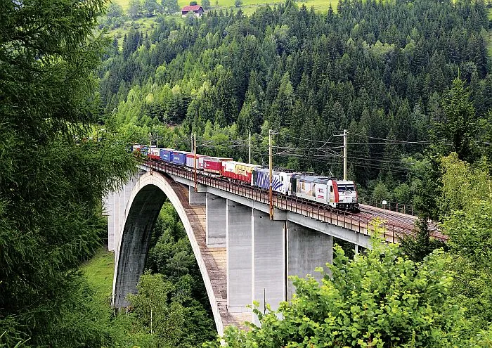 Kombiverkehr – Mit der Erweiterung seiner Kapazitäten über den Brenner entlasten die Frankfurter Logistiker den Straßengüterverkehr via Luegbrücke über den Brenner. (Foto: Kombiverkehr / HJS MEDIA WORLD archive)