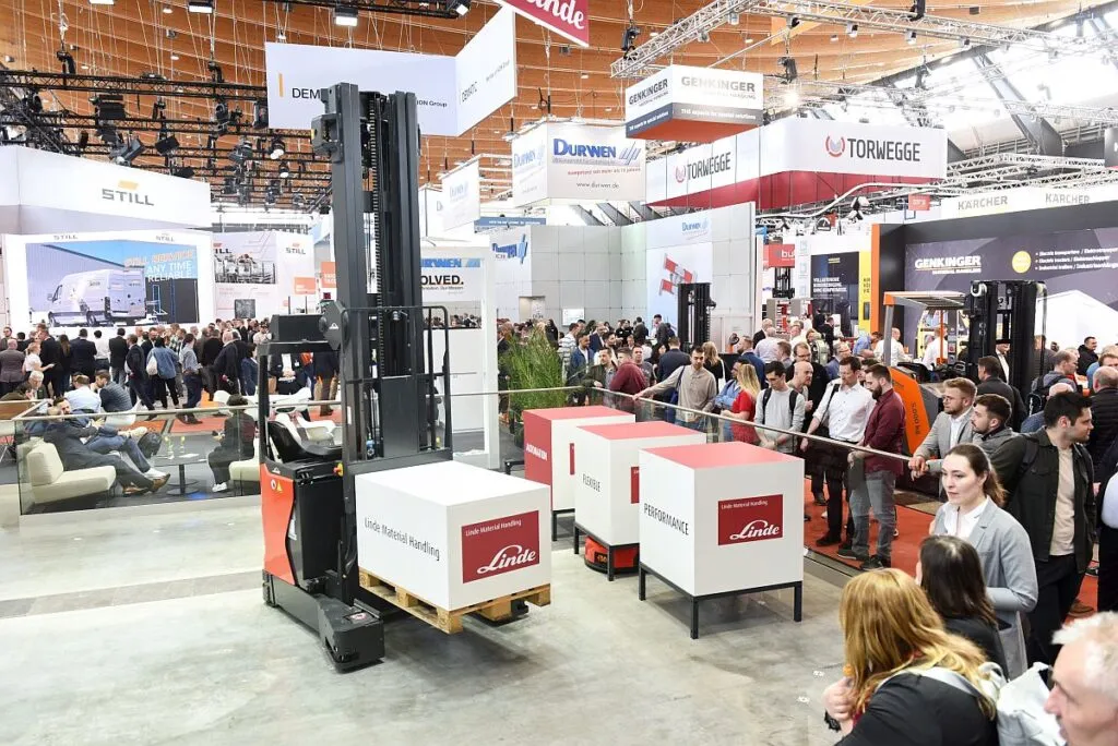 LogiMAT 2025 - Linde Material Handling (MH) erstmals, neben neuen Automatisierungslösungen, die Elektrogegengewichtsstapler Linde E und Xi im Traglastbereich bis zwei Tonnen Hublast. (Foto: Euroexpo / HJS MEDIA WORLD archive)