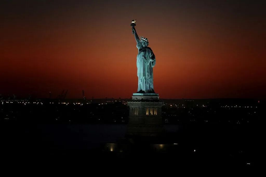 DODGE - Götterdämmerung der Freiheit. Seit D. Trumps Antritt als Präsident der USA schafft dieser mit Dekreten antidemokratische Fakten, die einen Überwachungsstaat erkennen lassen. (Foto: Tim Reckmann / www.pixelio.de)