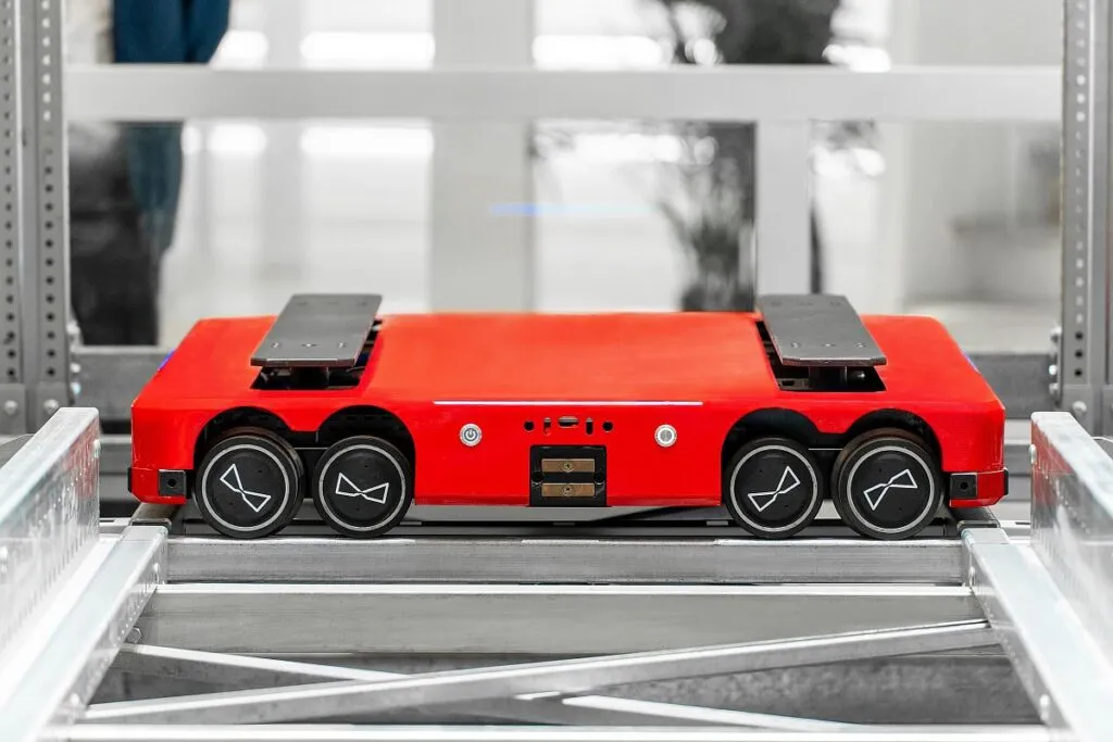 HWA-Robotics - Four-Way-Shuttles aus Singapur sind für hohe Leistung, leichte Skalierbarkeit und Effizienz auf engen Räumen getrimmt. (Foto: HWArobotics / HJS MEDIA WORLD archive)