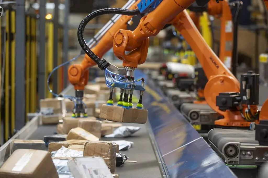 Beumer Group - Die robotergestützte Automatisierung erlaubt die präzise Entnahme von Produkten aus dem Massenfluss und ersetzt die manuelle bzw. halbautomatische Beladung von Loop- und Line-Sortern. (Foto: beumer / HJS MEDIA WORLD archive)