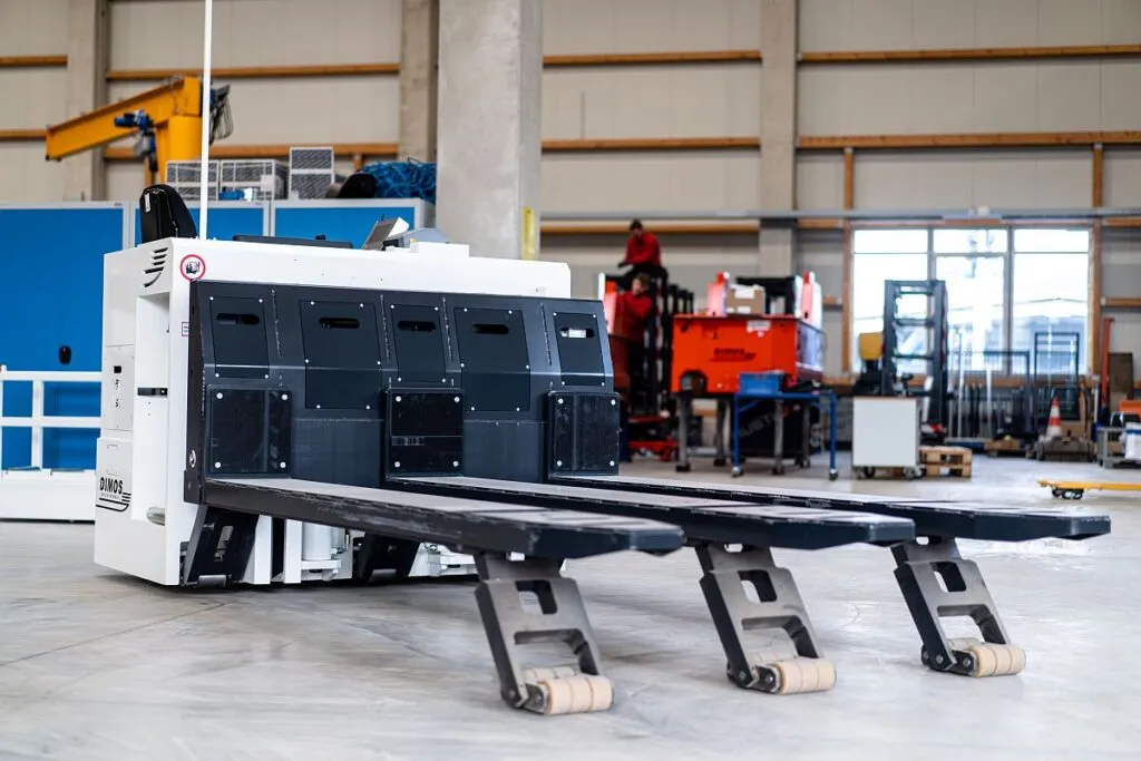 Flughafenlogistik - Pallet Movers sind die Arbeitstiere der innerbetrieblichen Logistik, auch und gerade an Airports (Foto: Dimos / HJS MEDIA WORLD archive)