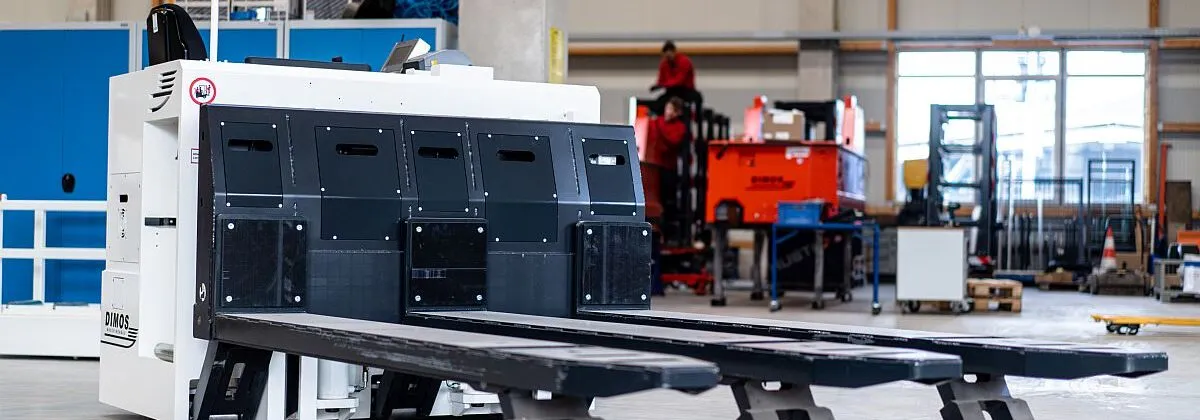 Flughafenlogistik - Pallet Movers sind die Arbeitstiere der innerbetrieblichen Logistik, auch und gerade an Airports (Foto: Dimos / HJS MEDIA WORLD archive)