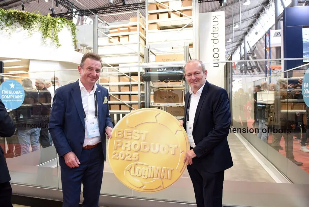 LogiMAT 2025 – Aus österreichischer Sicht war die Messe ein voller Erfolg. Knapp wurde mit der Robotik-Lösung AeroBot nicht nur mit dem Preis “Bestes Produkt” prämiert, sondern der Stand der Österreicher wurde geradezu belagert. wurden auf ihren Ständen geradezu belagert. (v.l. H. Robosch, G. Hofer; Foto: euroexpo / HJS MEDIA WORLD archive)