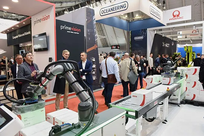 LogiMAT 2025 – Die Messe gilt als “Arbeitsmesse”, bei der auch richtiges Business mit Vertragsabschlüssen, Kooperationen und Geschäftsanbahnungen gemacht wird. (Foto: euroexpo / HJS MEDIA WORLD archive)