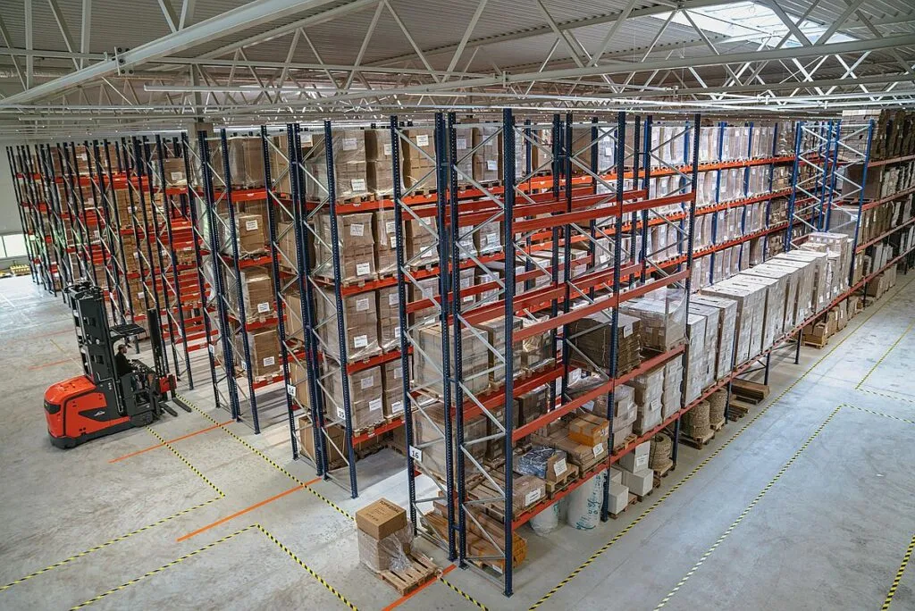 Lageroptimierung – Unternehmen könnte viel mehr aus ihren Lagern herausholen, wenn sie sich regelmäßig mit der Infrastruktur ihrer Lager befassen würden. (Foto: topregal / HJS MEDIA WORLD archive)