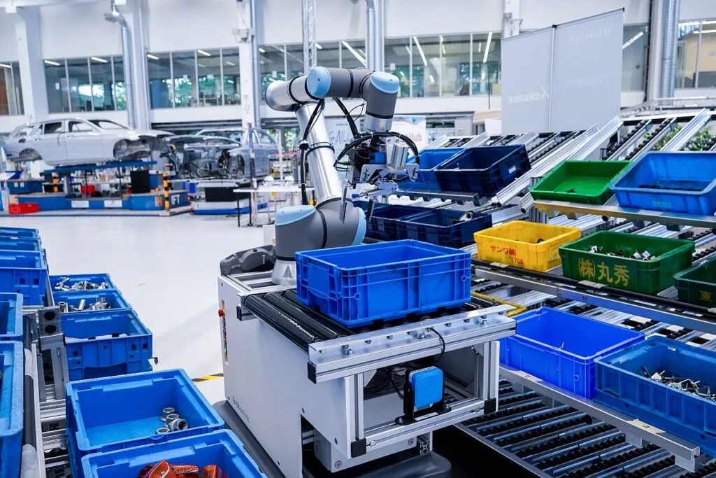 Universal Robots – Gemeinsam mit MiR zeigen die Dänen optimale Kombinationen von Cobots und AMR. (Foto: Universal Robots / HJS MEDIA WORLD archive)