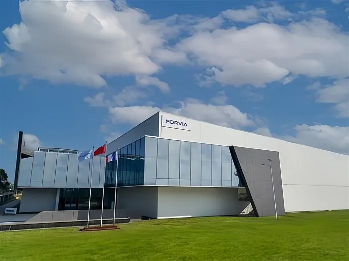 Faurecia - Die Faurecia Clarion Electronics Super Factory ging in 2024 in Echtbetrieb. Das werten die Verantwortlichen in China als einen Beleg für die Leistungsfähigkeit von HWArobotics. (Foto: HWOrobotics / HJS MEDIA WORLD archive)