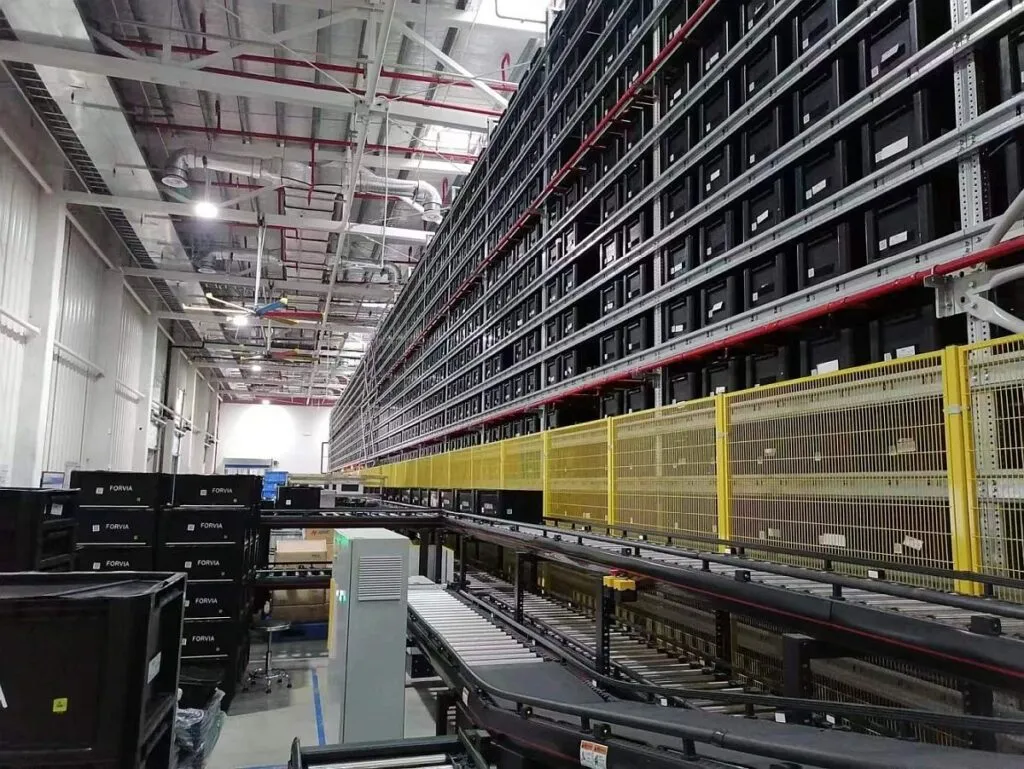 Faurecia - Das Rohmaterial-Umschlaglager in Fengcheng verfügt nun über sieben Gassen und ist für 50.000 Lagerplätze vorgesehen. (Foto: HWOrobotics / HJS MEDIA WORLD archive)