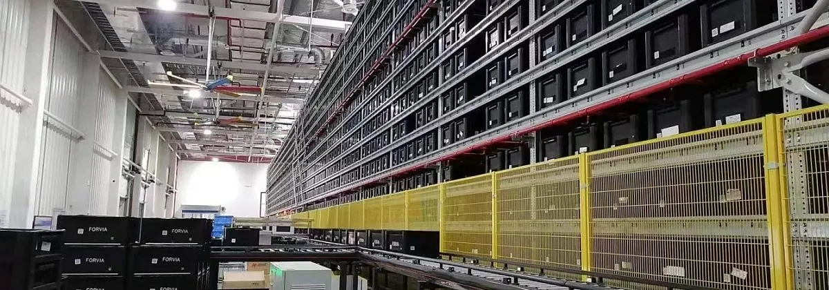 Faurecia - Das Rohmaterial-Umschlaglager in Fengcheng verfügt nun über sieben Gassen und ist für 50.000 Lagerplätze vorgesehen. (Foto: HWOrobotics / HJS MEDIA WORLD archive)