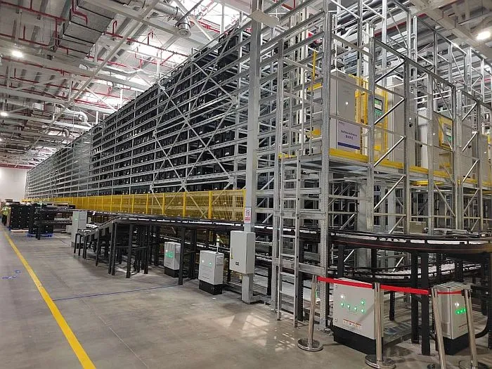 Faurecia - Die neue, automatisierte Warenauslagerung bei Faurecia in Fengscheng, kommt ohne menschliches Eingreifen aus. Das führt zu einer Reduzierung der Arbeitskosten um 60 Prozent. (Foto: HWOrobotics / HJS MEDIA WORLD archive)