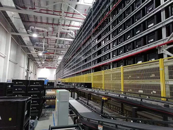 Faurecia - Das Rohmaterial-Umschlaglager in Fengcheng verfügt nun über sieben Gassen und ist für 50.000 Lagerplätze vorgesehen. (Foto: HWOrobotics / HJS MEDIA WORLD archive)