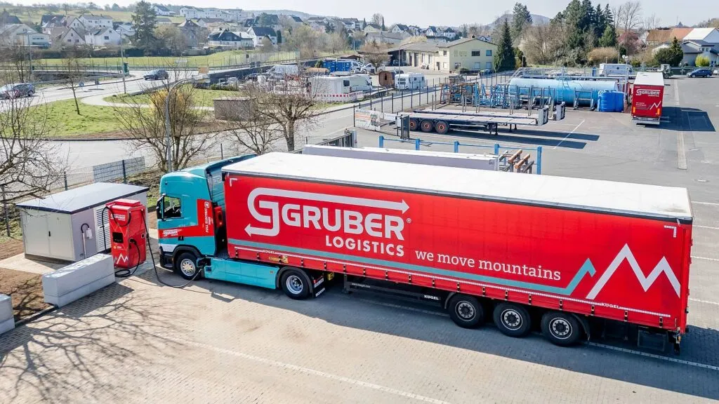 Gruber Logistics - Am Standort im hessischen Staufenberg wurde eine umfassende Ladeinfrastruktur für Elektrofahrzeuge wie den neuen E-LKW von Scania geschaffen. (Foto: Gruber Logistics / HJS MEDIA WORLD archive)