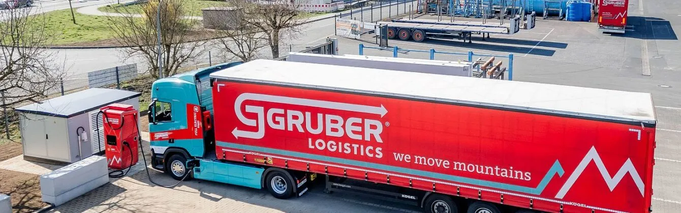 Gruber Logistics - Am Standort im hessischen Staufenberg wurde eine umfassende Ladeinfrastruktur für Elektrofahrzeuge wie den neuen E-LKW von Scania geschaffen. (Foto: Gruber Logistics / HJS MEDIA WORLD archive)