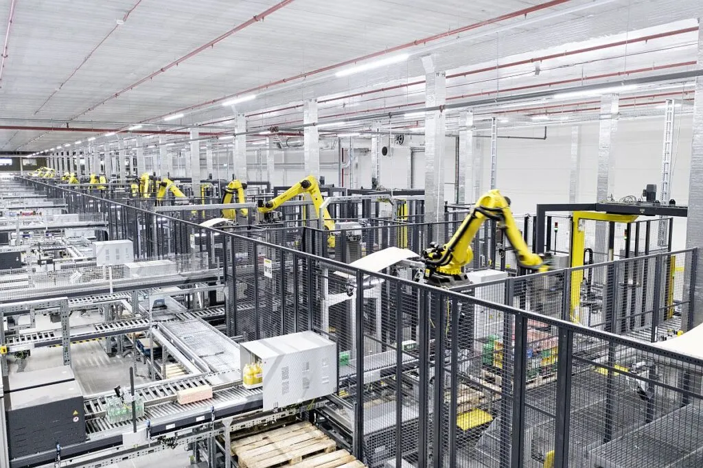SSI Schäfer - Die Neunkirchener realisierten ein nachhaltiges und hochautomatisiertes Distributionszentrum für Coop in Eskilstuna, Schweden. In der hochautomatisierten Anlage sind jetzt 95 Prozent der Kommissionierprozesse automatisiert. (Foto: SSI / HJS MEDIA WORLD archive)