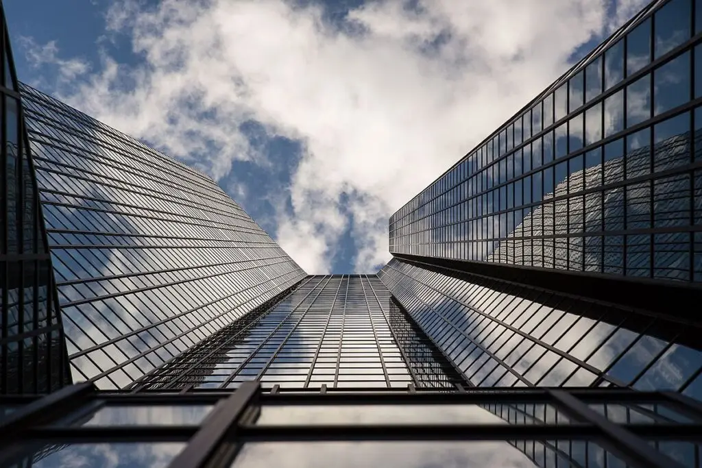 DB Research – Die im Koalitionsvertrag vereinbarten Maßnahmen wie der Industriestrompreis oder die Super-Abschreibungen für die Wirtschaft, können nicht früh genug kommen. (Foto: Torsten Klemm / www.pixelio.de)