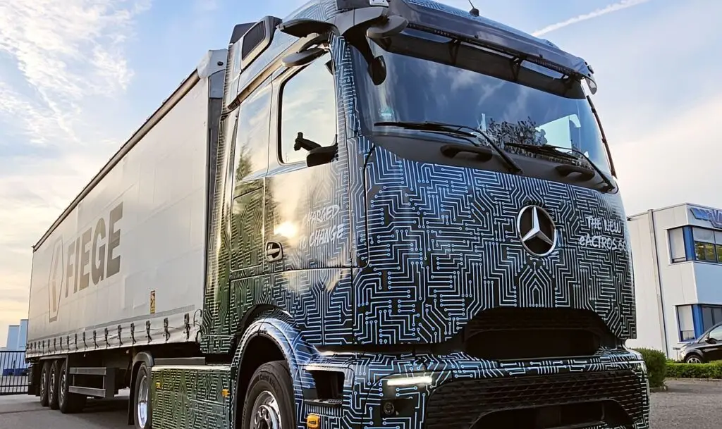 eActros 600 - Mit einem Gesamtgewicht von 33,2 Tonnen legte der eActros 600 unter realen Bedingungen und mit Zwischenladen 1.530 Kilometer zurück – inklusive Bergstrecken, Abfahrten und städtischem Verkehr. (Foto: Daimler Truck / HJS MEDIA WORLD archive)