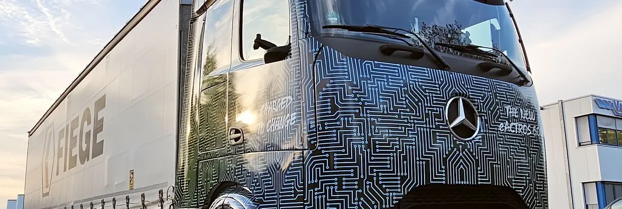 eActros 600 - Mit einem Gesamtgewicht von 33,2 Tonnen legte der eActros 600 unter realen Bedingungen und mit Zwischenladen 1.530 Kilometer zurück – inklusive Bergstrecken, Abfahrten und städtischem Verkehr. (Foto: Daimler Truck / HJS MEDIA WORLD archive)