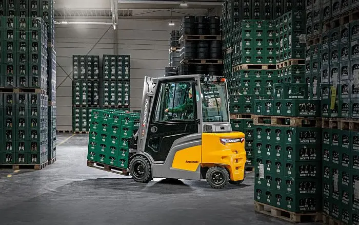 EFG 425 - Die Geräte sind eine saubere Alternative zu umweltbelastenden Verbrennungsmotoren. (Foto: Jungheinrich / HJS MEDIA WORLD archive)