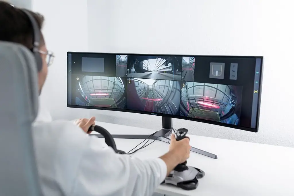 Forklift Remote Automotion – Fast wie an einem Gamer-PC werden Staplerflotten online durch Lagerhallen oder beim Be- und Entladen von LKW usw. navigiert. (Foto: Enabl / HJS MEDIA WORLD archive)