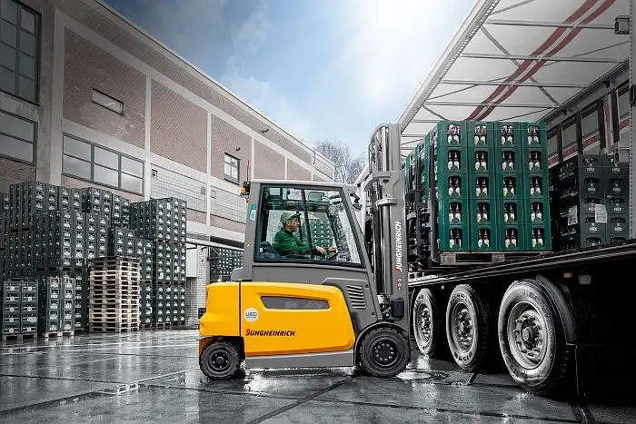 EFG 425 - Das für den IFOY AWARD 2025 nominierte Testfahrzeug ist mit einer Vollkabine ausgestattet. (Foto: Jungheinrich / HJS MEDIA WORLD archive)