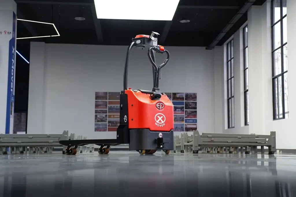 EXP15 - Der für den IFOY AWARD 2025 nominierte automatisierte Gabelhubwagen bis 1,5 Tonnen Hublast überzeugt durch gute Verarbeitung, einfache Bedienung und einen wettbewerbsfähigen Preis. (Foto: EP Equipment / HJS MEDIA WORLD archive)
