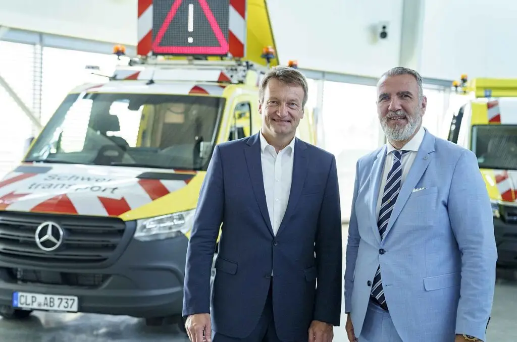 BSK – (v.r.) S. Schütz, Thüringer Minister für Digitales und Infrastruktur und H. Schgeiner beim Thementag zur Transportbegleitung. (Foto: BSK / Stella Scheibenzuber / HJS MEDIA WORLD)