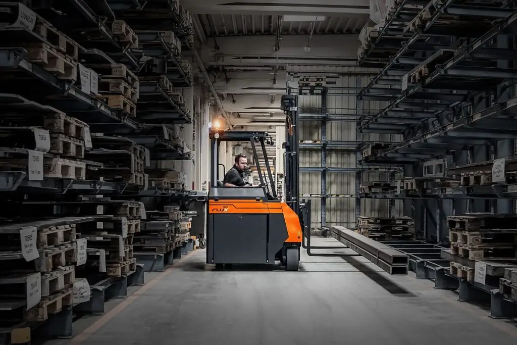 Flux 30 - Das für den IFOY AWARD 2025 nominierte Testfahrzeug ist ein echter Allrounder mit überzeugendem Bedienkonzept und überraschendem Fahrverhalten. (Foto: Hubtex / HJS MEDIA WORLD archive)