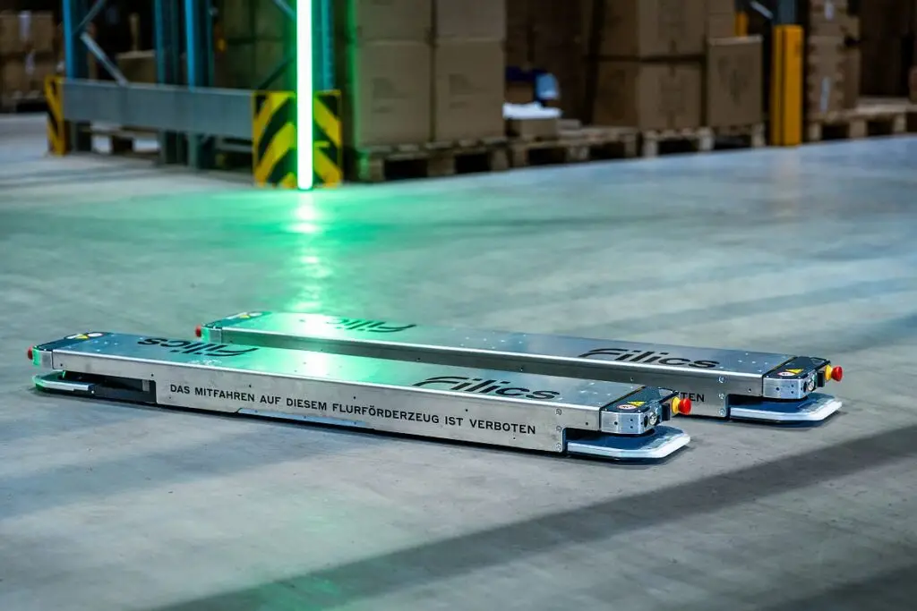 Filics Unit – Diese Transportlösung ermöglicht die Automatisierung vieler bislang nicht (wirtschaftlich) automatisierbarer Handhubwagenprozesse in Block- und Linienlagern sowie anderen beengten Umgebungen. (Foto: Filics / HJS MEDIA WORLD archive)