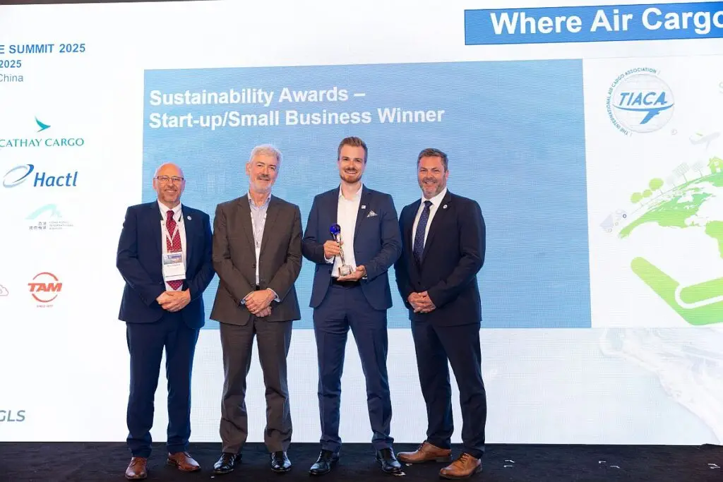 DTAC - Der “Air Cargo Sustainability Award” ist nicht der erste internationale für das DTAC. (Manuel Wehner, Fraunhofer IML (2. v. r.) bei der Award-Verleihung in Hong Kong. Foto: TIACA / HJS MEDIA WORLD archive)