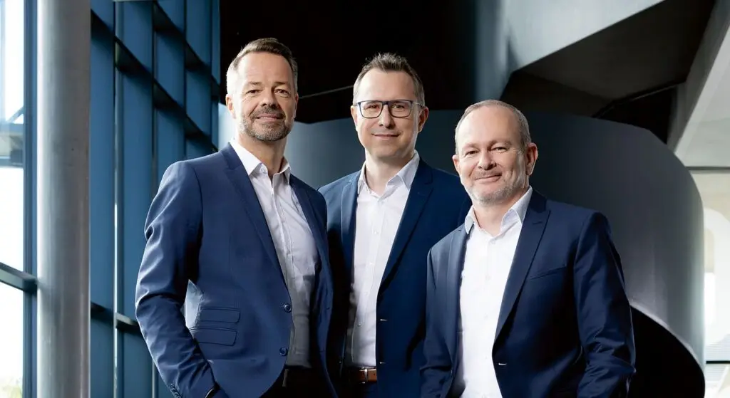 KNAPP AG - (v.l.) Die Vorstände F. Mathi, Ch. Grabner und G. Hofer freuen sich über das beste Jahr in der Unternehmensgeschichte. (Foto: KNAPP/Kanizaj)