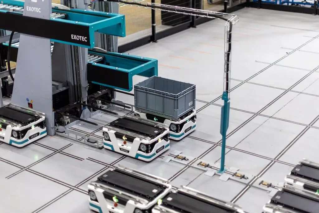 Skypod System – Die “Next Generation” des Systems wurde hinsichtlich ihrer Flexibilität und Skalierbarkeit gegenüber der Vorgängerversion erheblich verbessert. (Foto: Exotec / HJS MEDIA WORLD)
