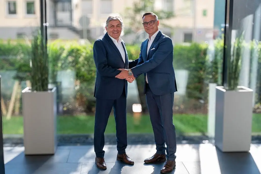 SSI Schäfer - Dr. Armin Vogel (li.) übergibt die Leitung von SSI Schäfer Plastics an Stephan Sielaff. (Foto: SSI Schäfer / HJS MEDIA WORLD)