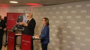ÖBB - (v.l.) A. Matthä und M. Waldauer präsentieren eine passabler Bilanz 2025. (Foto: HJS MEDIA WORLD)