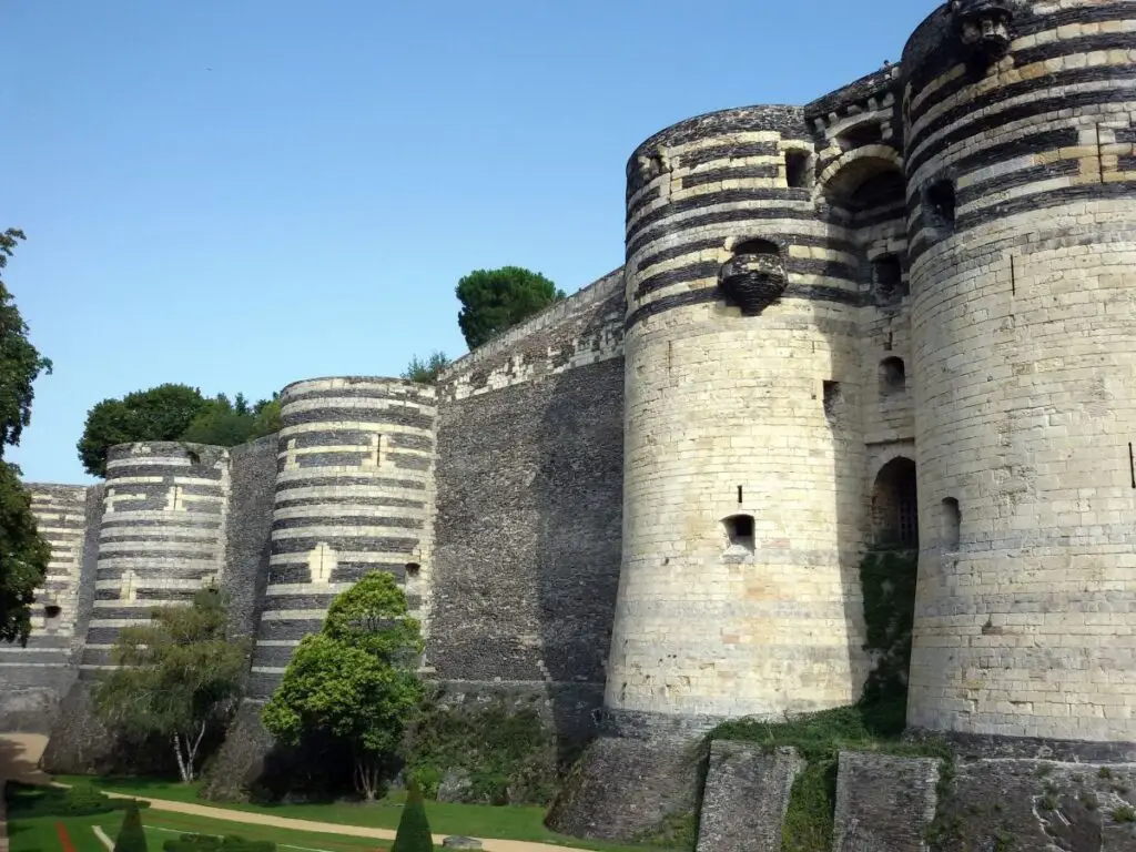 Die Burgmauern von Schloss Angers. In dieser Küstenstatt Betreibt Bull ein eigenes Entwicklungszentrum. (Foto: annamartha/www.pixelio.de)