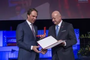 Auszeichnung - W. Senger-Weiss (li.) erhielt von BK Stocker das “Große Silbernen Ehrenzeichen der Republik Österreich”. (Foto: VN/Paulitsch)