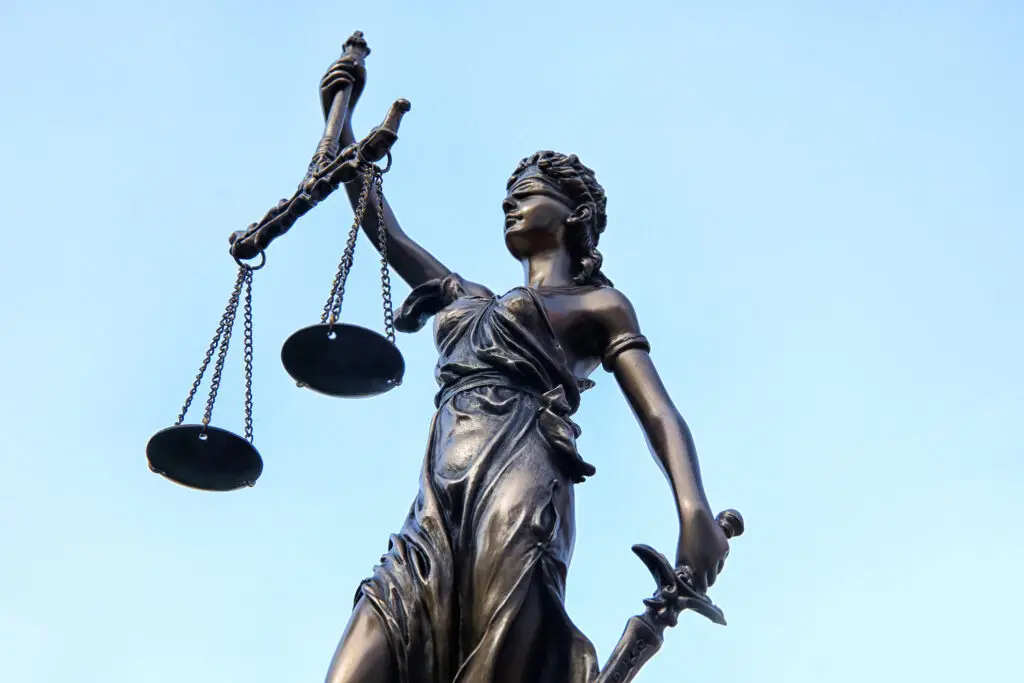 ESG-Berichterstattung - Für Berichter mit falschen Angaben - ob absichtlich oder unabsichtlich - kann das für Unternehmen wie Verantwortliche gleichermaßen fatale Folgen haben. (Foto: Tim Reckmann / www.pixelio.de)