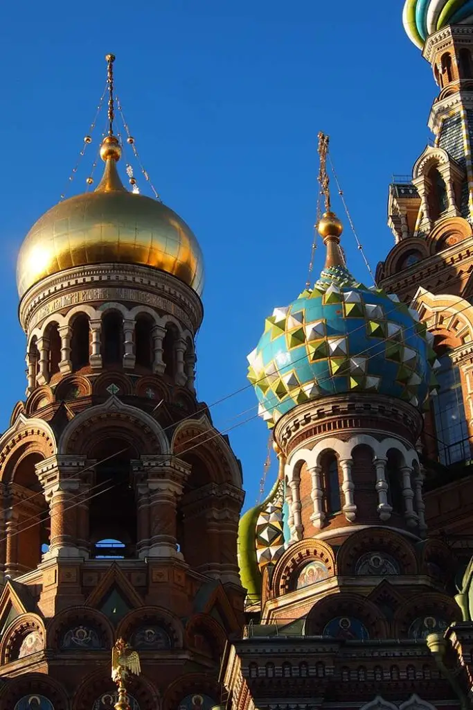 Russland - Das BIP ist nach Außen hin schön anzusehen. Doch liegt die Wahrheit erst hinter dem Bild. (Foto: Annamartha / www.pixelio.de - St. Petersburg) 