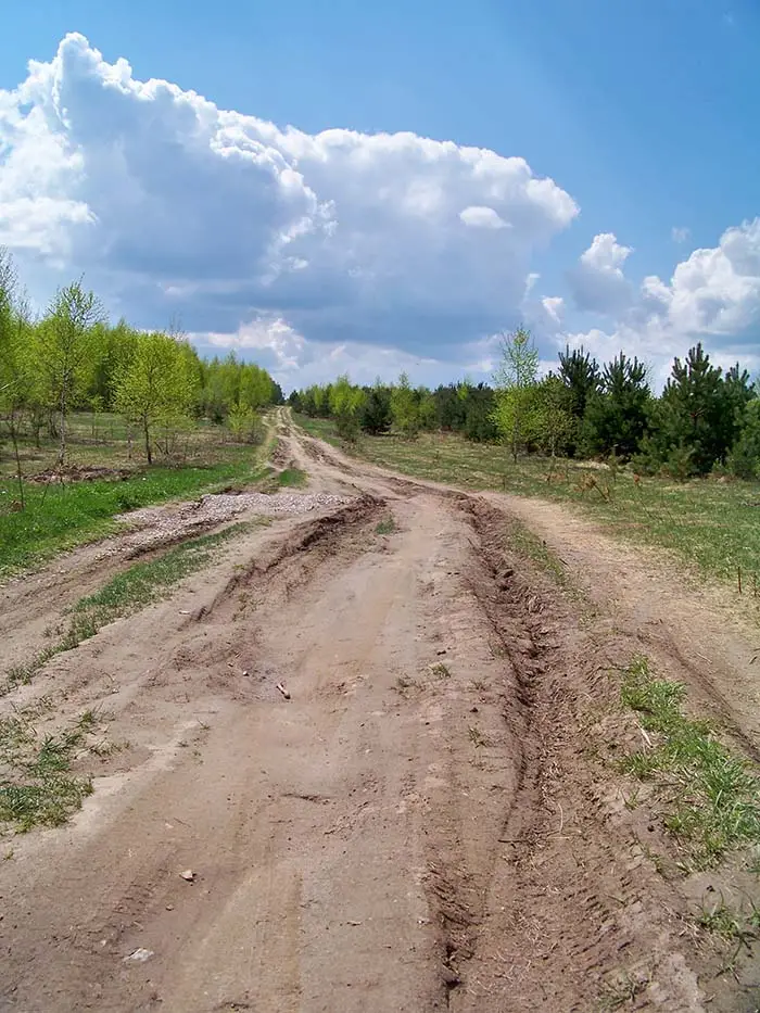 Russland - Was als Straße deklariert ist, ist nicht selten ein Schlamm-Highway. (Foto: Martin Kummer / www.pixelio.de) 
