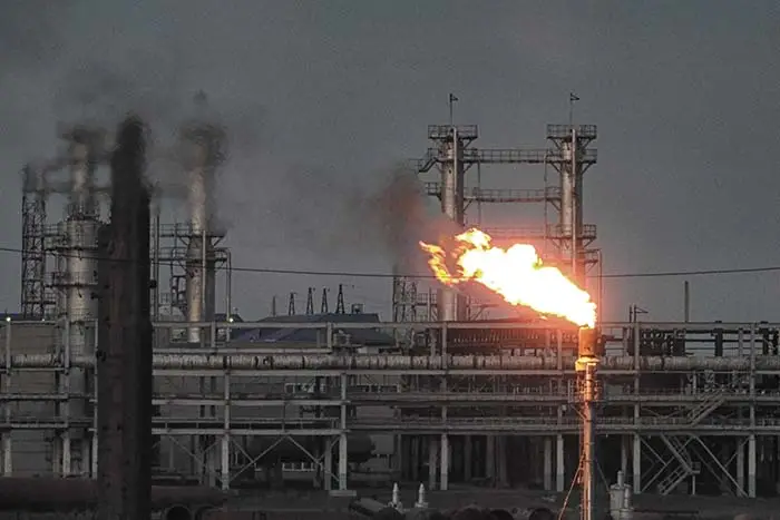 Russland - So lange die Raffinerien in Russland unbeschädigt waren und die Logistiknetzwerke funktionierten, wurde genügend Wertschöpfung erzeugt, um den Krieg zu finanzieren. (Foto: Tim Reckmann / www.pixelio.de)