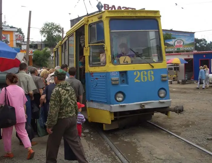 Russland - Das Land kämpft schon längere Zeit mit Substanzverlusten wie etwa in den öffentlichen Verkehssystemen. Straßenbahn in Wladiwostok. (Foto: Jerzy Sawluk / www.pixelio.de)