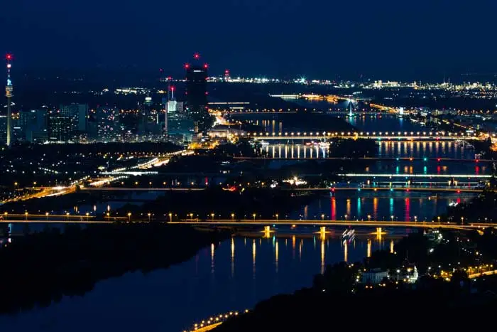 Blick vom Kahlenberg auf Wien, Donau , Hafen und „Neue Donau“. (Foto: Thomas Lieber / www.pixelio.de)