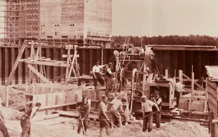Wien - Die Nazis wollten die Stadt zum "Hamburg des Ostens Machen. Zum Bau der Hafenanlagen wurden viele jüdische Zwangsarbeiter eingesetzt. (Foto: Wien Holding / HJS archive)