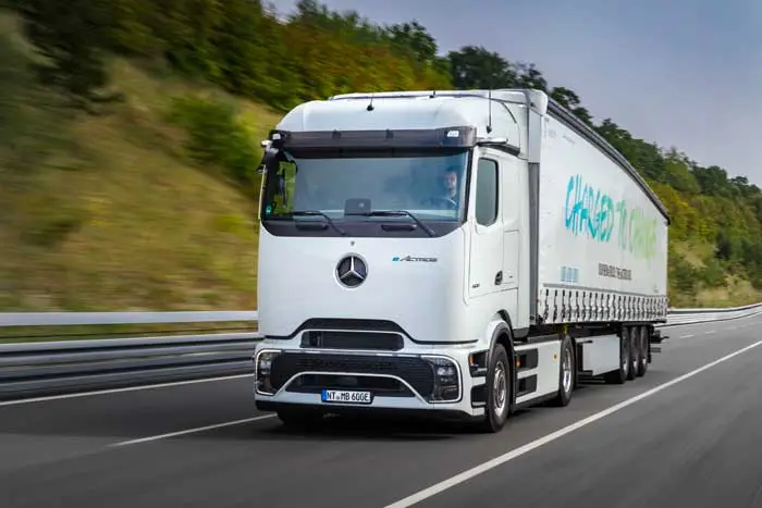 130 Jahre Lkw - Der eActros steht ganz in der innovativen Tradition von Mercedes (Foto: Daimler Truck / HJS archive)